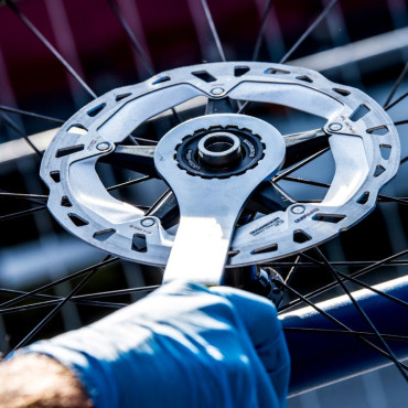 Montagem de um disco de travão