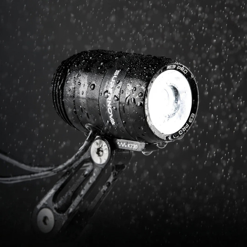 Phare Avant Vélo Supernova E3 Pro 2 - 205 Lumens, Compatible Dynamo, Homologué StVZO, Avec éclairage Latéral
