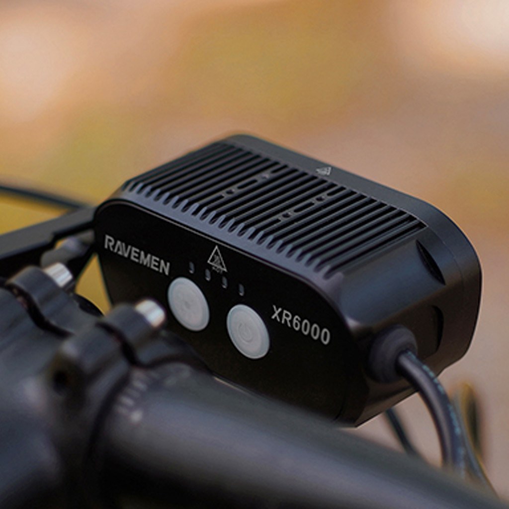 RAVEMEN K1400 – Éclairage Vélo Avant 1400 Lumens – Mode Jour/nuit Intelligent – Support Inversé AUB01 – IPX7