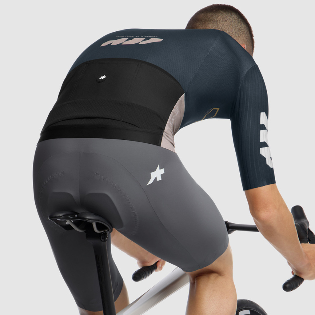 Maillot V lo Manches Courtes Assos Equipe RS Jersey S11 Something To Say maillot-v-lo-manches-courtes-assos-equipe-rs-jersey-s11-something-to-say