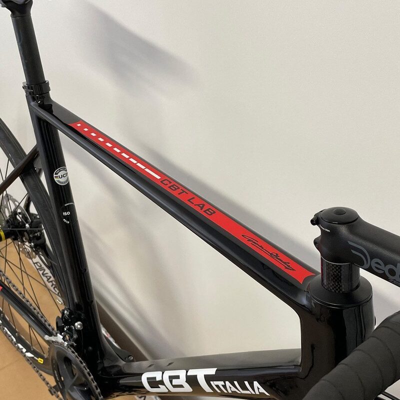 Vélo route CBT Italia Necer Plus Disc Shimano 105 Di2 12v Grafic Rosso 2023