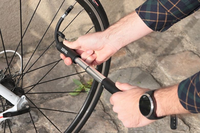 Les différentes pompes et valves pour gonfler un pneu vélo route