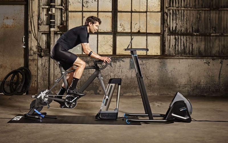 Installation du home trainer avec tapis de sudation et ventilateur
